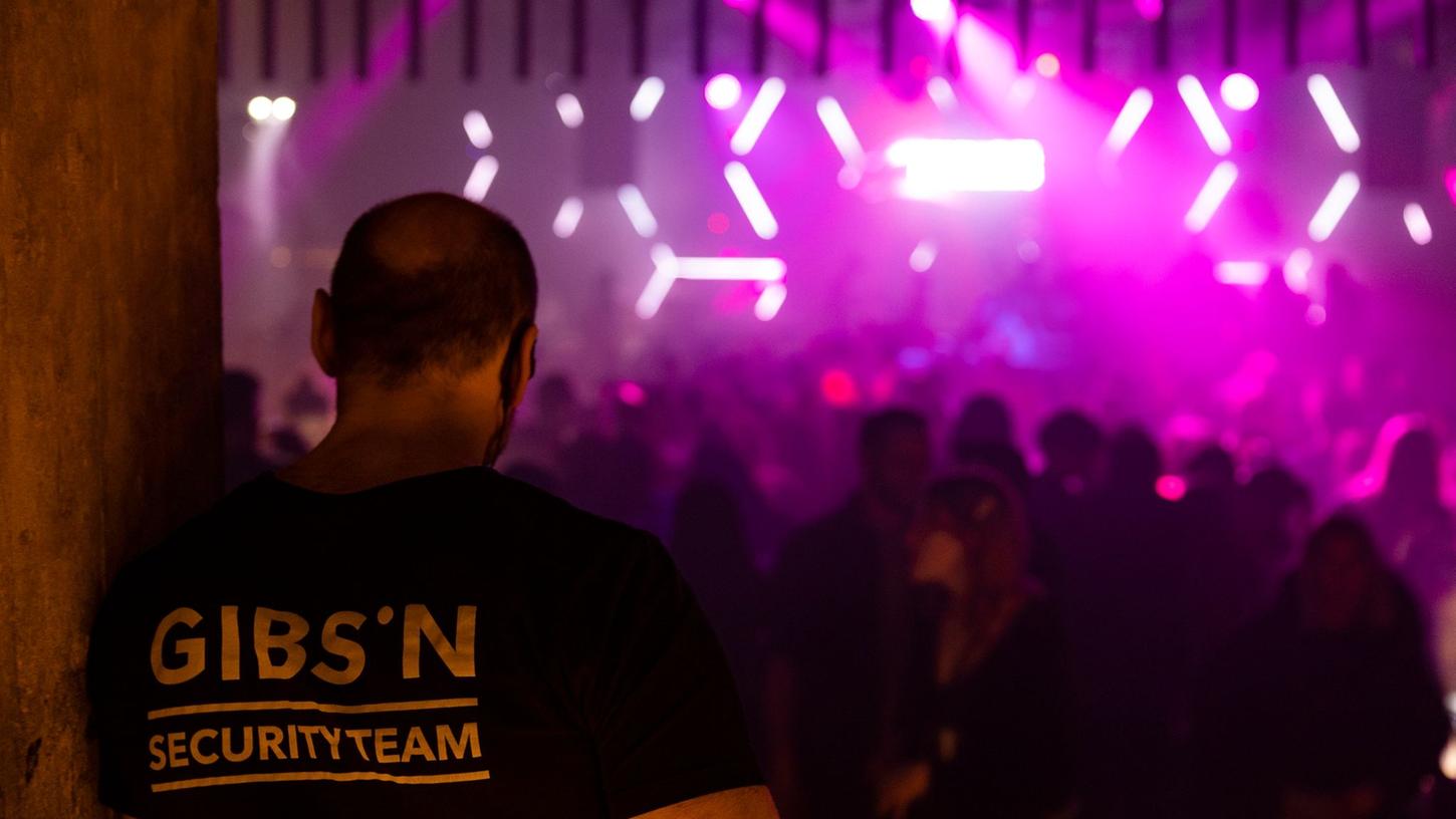 Eine Sicherheitskraft beobachtet die Tanzfläche eines Clubs in Frankfurt/Main. Mit der Frage "Ist Luisa hier?" können sich Mädchen und Frauen ans Personal wenden und bekommen unmittelbar und diskret Hilfe. Eine Sicherheitskraft beobachtet die Tanzfläche eines Clubs in Frankfurt/Main. Mit der Frage "Ist Luisa hier?" können sich Mädchen und Frauen ans Personal wenden und bekommen unmittelbar und diskret Hilfe.