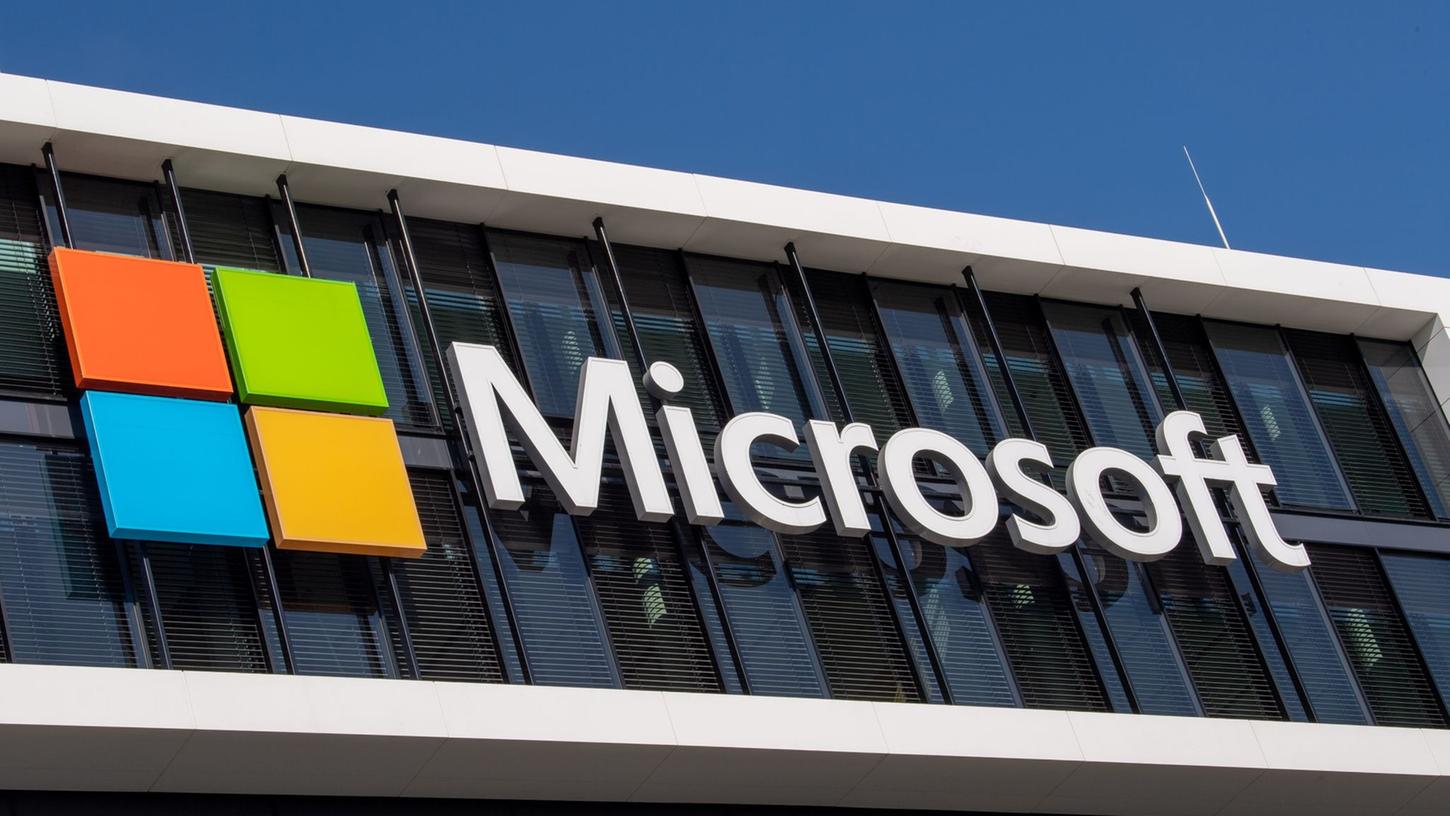 Das Microsoft-Logo an der Fassade eines Bürogebäudes in München-Schwabing.