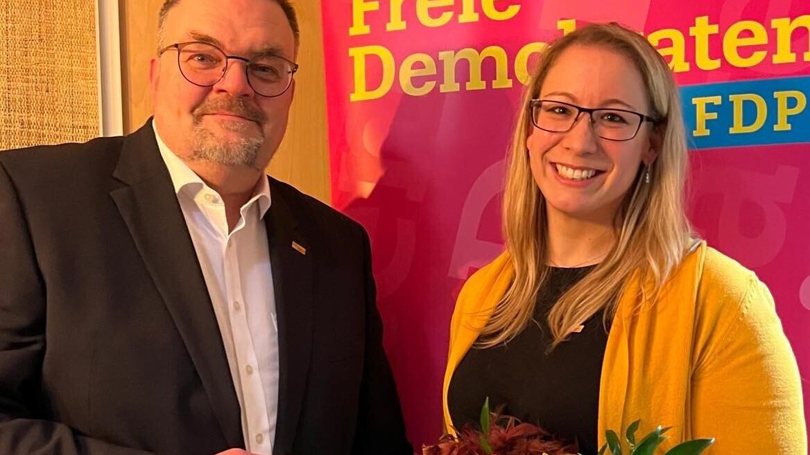 Wechsel an der Spitze: Daniela Rißmann ist neue Kreisvorsitzende des FDP-Kreisverbands Nürnberger Land und Nachfolgerin von Bezirksrat Markus Lüling. Wechsel an der Spitze: Daniela Rißmann ist neue Kreisvorsitzende des FDP-Kreisverbands Nürnberger Land und Nachfolgerin von Bezirksrat Markus Lüling.
