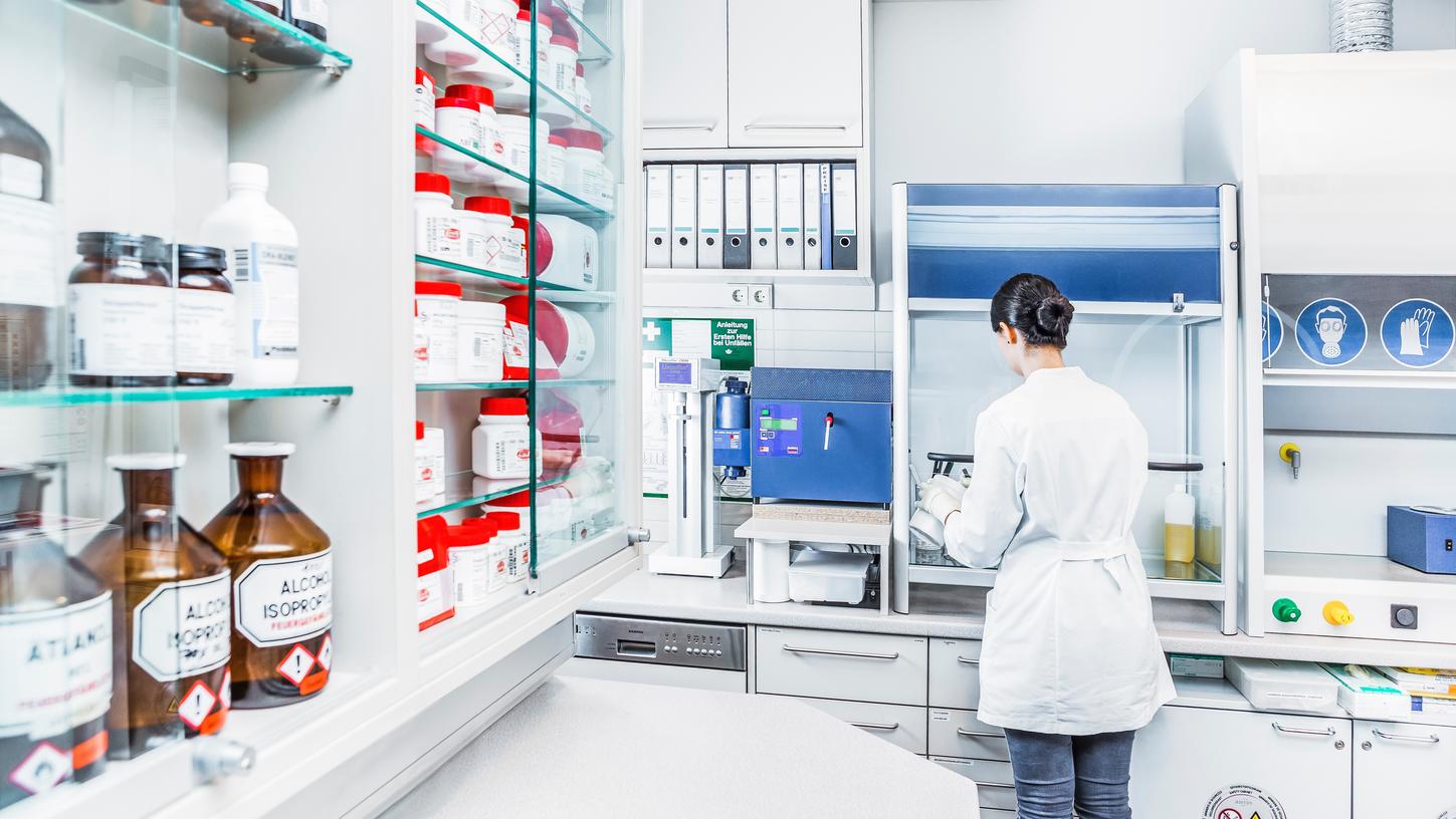 Blick ins „Rezeptur-Labor“: In den beiden ABF-Apotheken in Fürth fertigt das Personal momentan Ibuprofen-Säfte und Paracetamol-Zäpfchen selbst an.