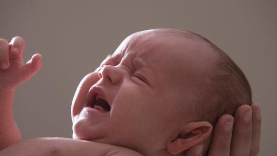 Beschwerde über schreiendes Baby: Souveräne Antwort der Eltern geht viral