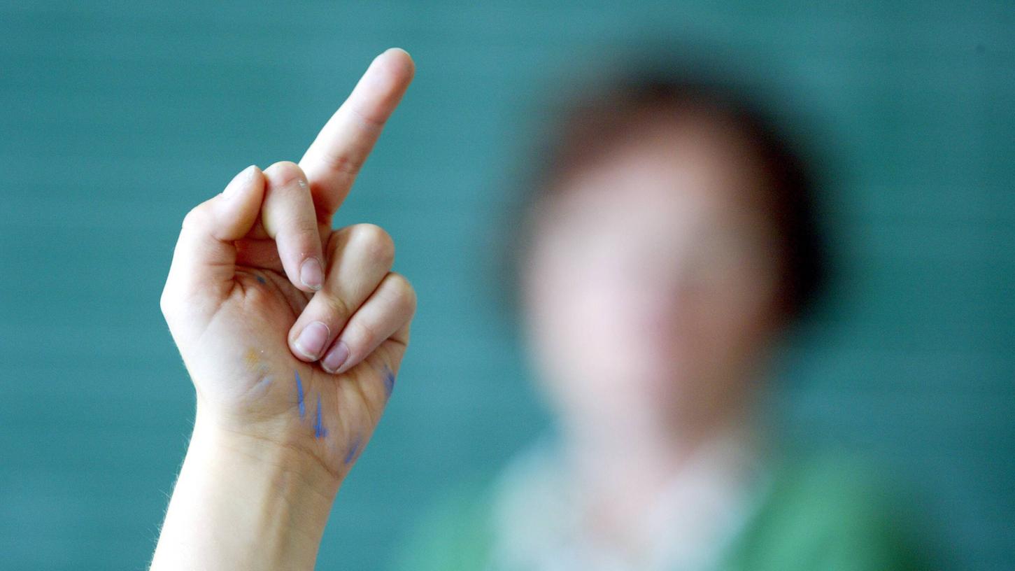 Es ist nicht nur nicht sehr nett, jemandem den Mittelfinger zu zeigen, sondern es kann in Deutschland auch eine Strafe nach sich ziehen. (Symbolbild)