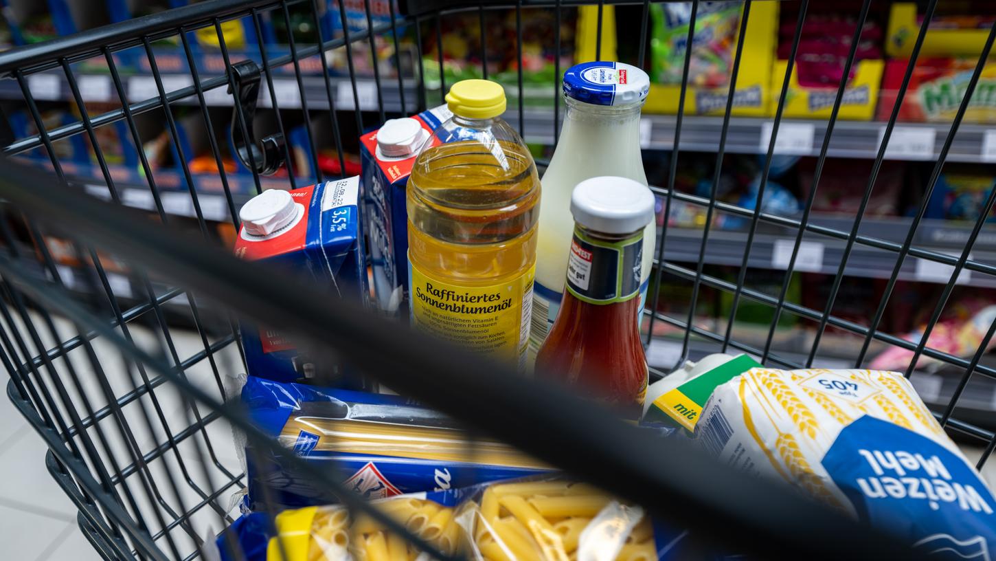 Für einige Lebensmittel müssen Verbraucherinnen und Verbraucher weiterhin tief in die Tasche greifen. (Symbolbild) Für einige Lebensmittel müssen Verbraucherinnen und Verbraucher weiterhin tief in die Tasche greifen. (Symbolbild)