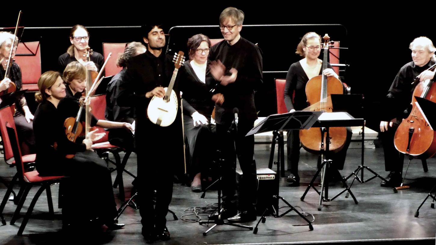 Applaus vom Meister am Dirigentenpult, Sebastian Tewinkel (rechts) für jenen an der Mandoline, Alon Sariel, die mit den Musikerinnen und Musikern des Bayerischen Kammerorchesters Bad Brückenau ein großartiges Neujahrskonzert boten.