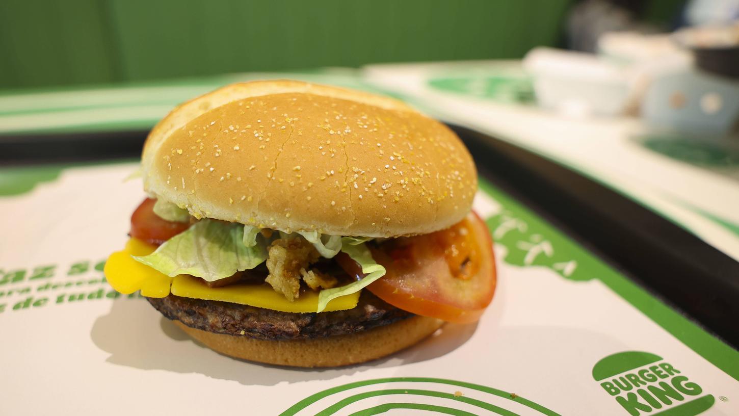 Nach dem Skandal im vergangenen Jahr führt Burger King nun eine neue Panade für vegane Burger ein. (Symbolbild) Nach dem Skandal im vergangenen Jahr führt Burger King nun eine neue Panade für vegane Burger ein. (Symbolbild)