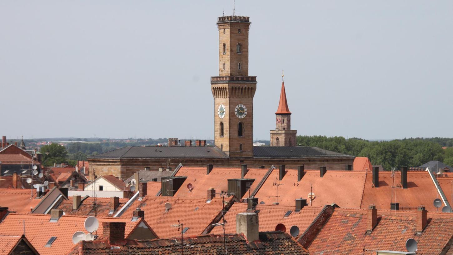 Fürth mit seinem Rathausturm: Nun hat die Regierung von Mittelfranken den Etat der Stadt für 2023 genehmigt.