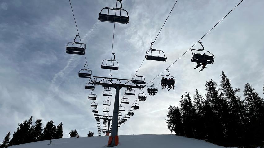 Lifte (fast) ohne Ende: Die SkiWelt wartet mit 83 Bergbahnen auf, Abfahrten sind auf 270 Kilometern Länge möglich. Die Reisereportage zu dieser Bildergalerie lesen Sie hier auf unserem Premiumportal nn.de.