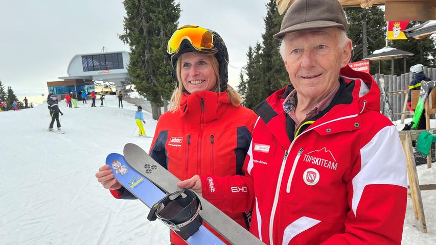 Innovativ im hohen Alter: Der 79-jährgie Skischulleiter von Scheffau, Gerhard Told, präsentiert mit der SkiWelt-Markentingchefin Anita Baumgartner selbst fabrizierte Einsteigermodelle. Die Skier kommen aus dem 3D-Drucker.