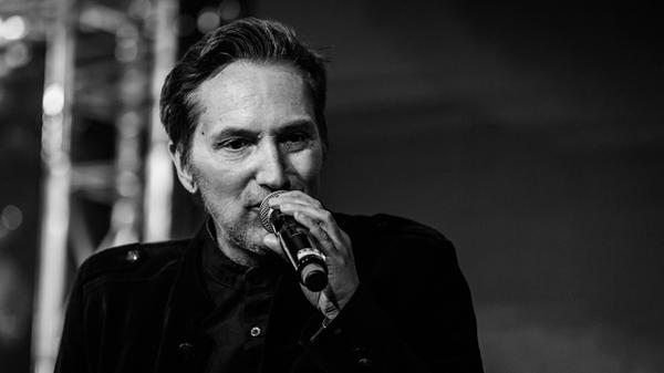 Der Schlagersänger Matthias Carras ist am 14. Januar im Alter von 58 Jahren verstorben. Nur drei Tage vor seinem Tod stellten die Ärzte eine erneute Krebs-Erkrankung bei ihm fest. "Matthias Carras ist im Beisein seiner Frau Anne und seiner beiden Töchter friedlich eingeschlafen", teilt sein Manager mit.