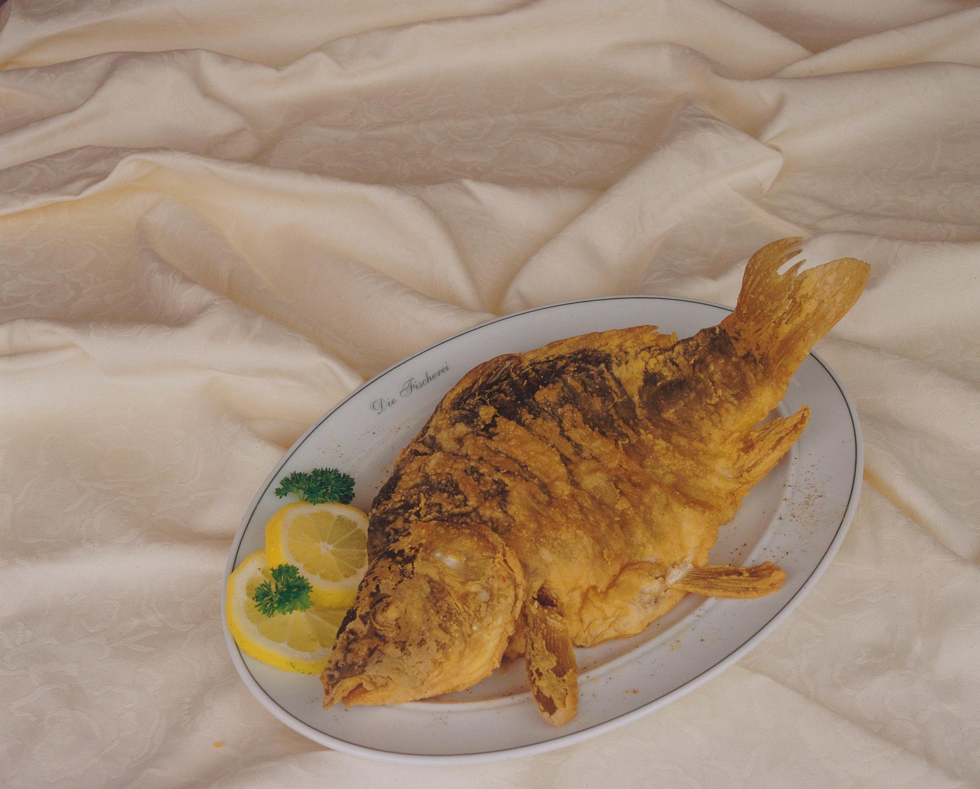 Die Form der Aischgründer Karpfen ist kein Zufall. Mönche züchteten die Tiere so, dass sie einfacher auf einen runden Teller passen als ihre wilden Verwandten. Daher kommt der hohe Rücken der Tiere.