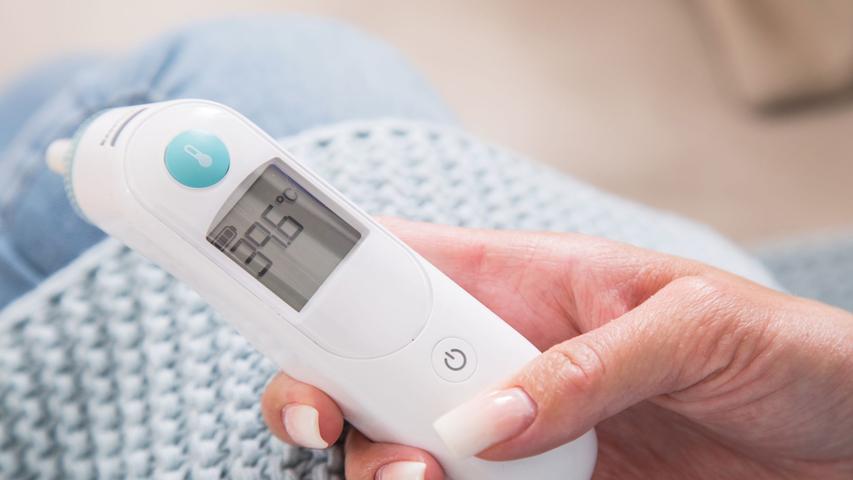 Regelmäßig Temperatur messen: Ab vier Tagen Fieber zum Arzt.