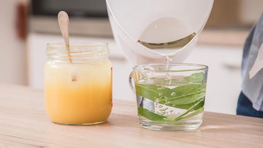 Viel Trinken: Salbeitee mit Honig lindert Erkältungssymptome.