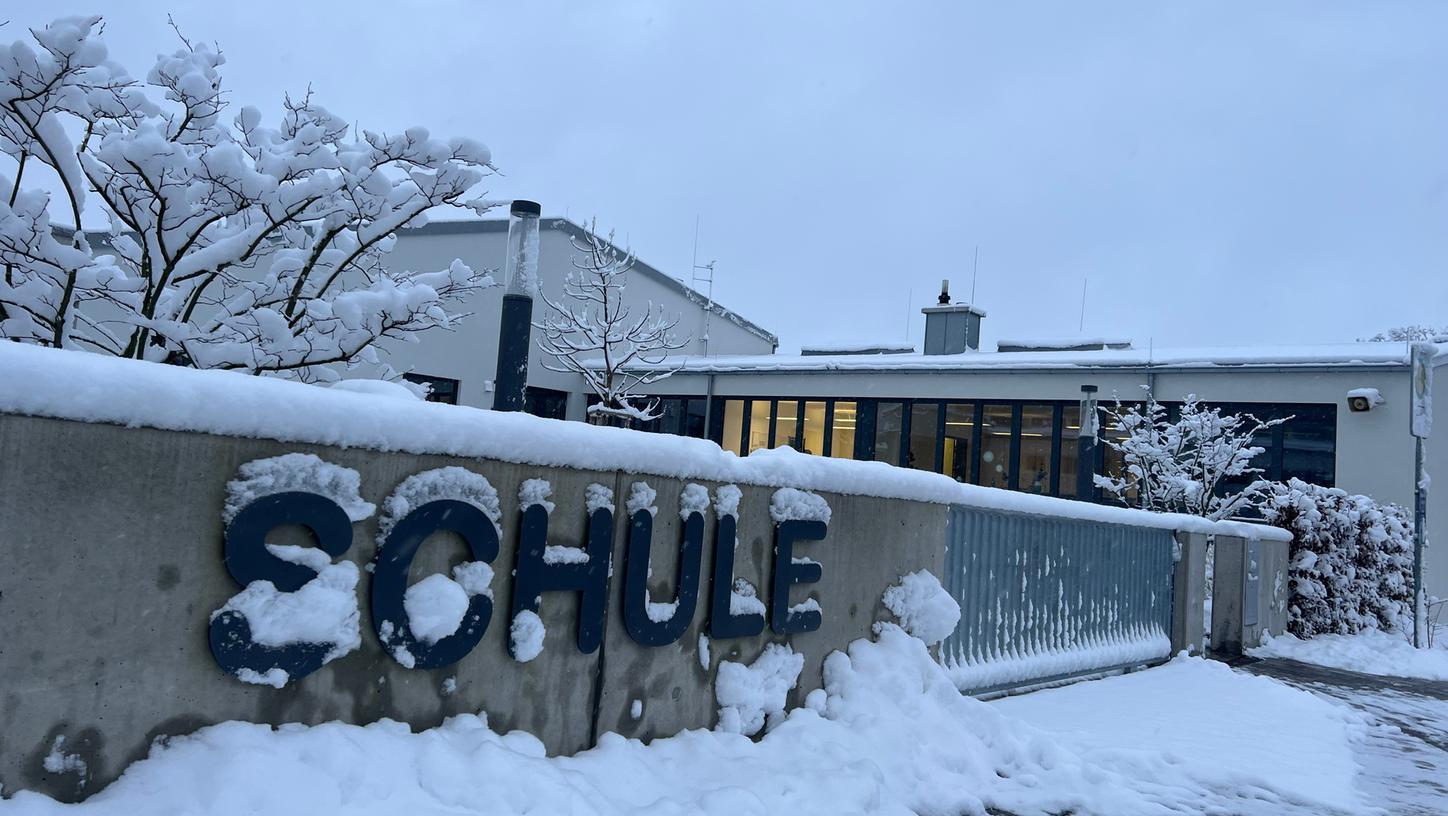 In ganz Deutschland hat es zu Beginn der Woche kräftig geschneit. Der Unterricht fiel in einigen bayerischen Landkreisen demzufolge am Dienstag aus.