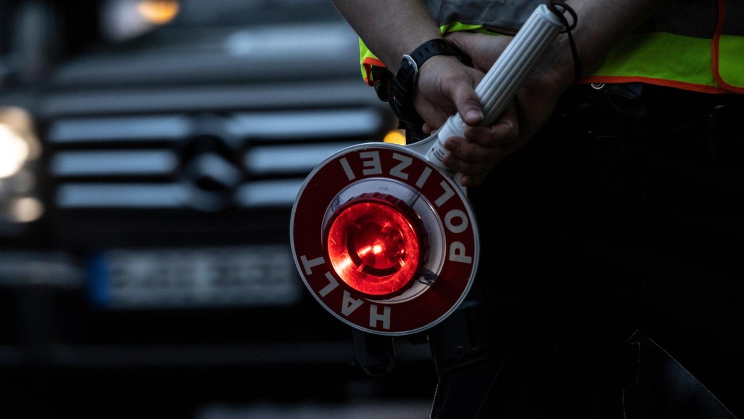 Einen Sattelzug zogen Polizisten auf der A7 aus dem Verkehr. Einen Sattelzug zogen Polizisten auf der A7 aus dem Verkehr.