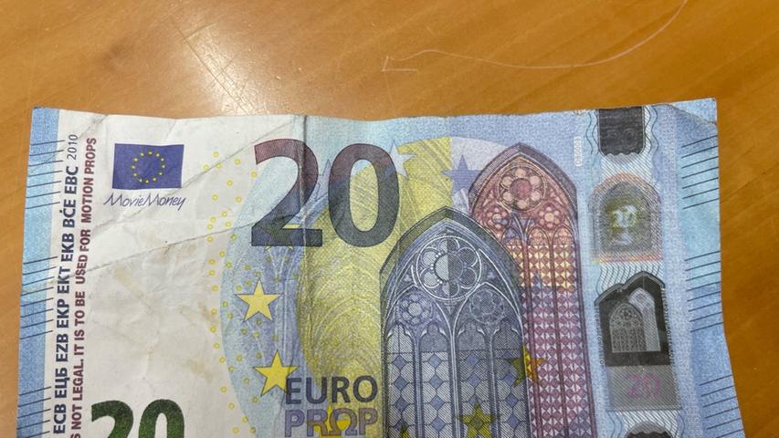 "Movie Money" steht unter der Europa-Fahne oben links am Schein - bei diesem handelt es sich um eine Fälschung. "Movie Money" steht unter der Europa-Fahne oben links am Schein - bei diesem handelt es sich um eine Fälschung.
