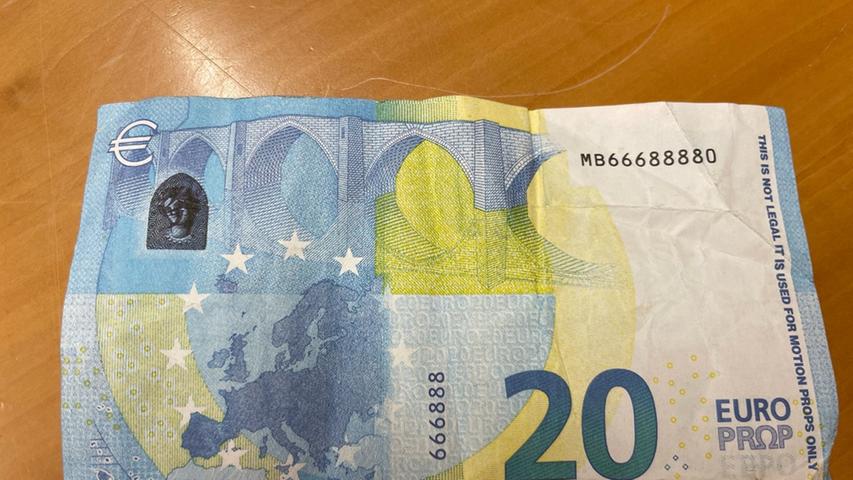 Auch die Rückseite des anscheinend schon öfters benutzten Falschgeld-Scheines sieht einem Original sehr ähnlich. Auch die Rückseite des anscheinend schon öfters benutzten Falschgeld-Scheines sieht einem Original sehr ähnlich.