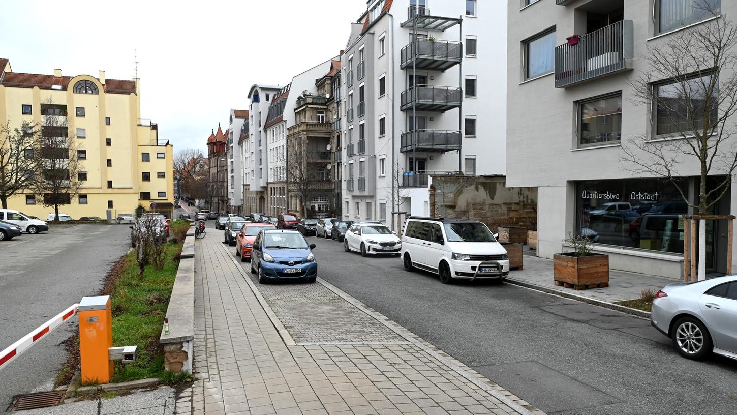 Zusammen mit dem Wohnprojekt Spiegelstraße ging im Sommer 2021 das Quartiersbüro Oststadt an den Start. Ein Wintercafé möchte dort nun immer mittwochs die Nachbarschaft zusammenbringen, die mit einem Besuch auch Energie daheim sparen kann. Zusammen mit dem Wohnprojekt Spiegelstraße ging im Sommer 2021 das Quartiersbüro Oststadt an den Start. Ein Wintercafé möchte dort nun immer mittwochs die Nachbarschaft zusammenbringen, die mit einem Besuch auch Energie daheim sparen kann.