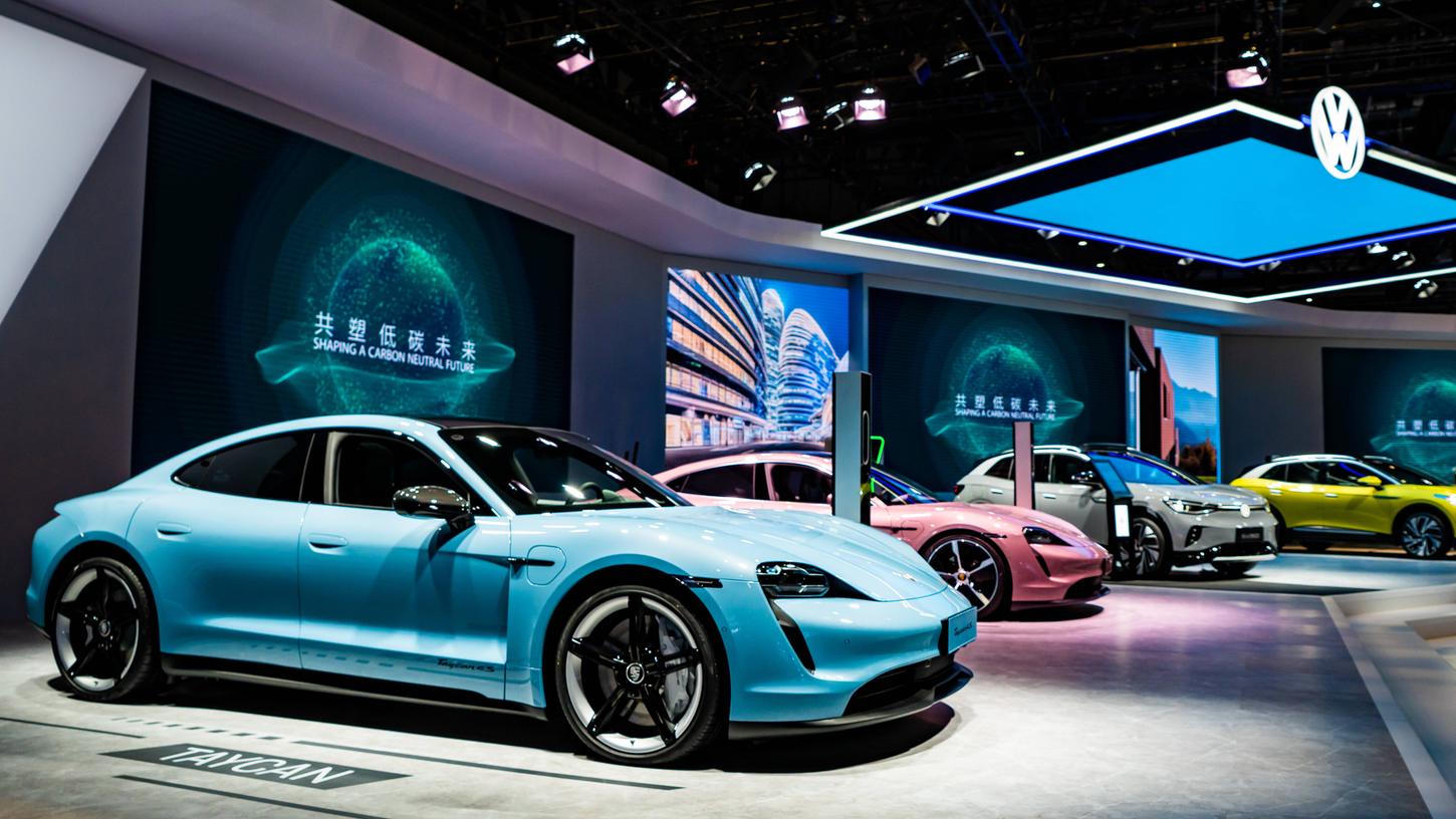 Ein Porsche Taycan, das Star-E-Modell des Autokonzerns, ist auf einer Fachmesse in China zu sehen.
