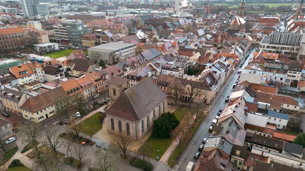 Auf geht´s zur Drohenentdeckungstour: Das Gemeindezentrum "Kreuz und Quer" am Bohlenplatz in Erlangen.
