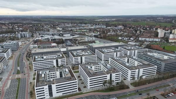 Aus der Werner-von-Siemens-Straße zieht der Weltkonzern an den Rand der Innenstadt. Im Süden der Stadt Erlangen entsteht auf dem ehemaligen Siemens Forschungsgelände ein neuer, lebendiger Stadtteil.