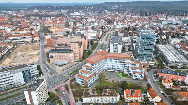 Das Gelände des ehemaligen Siemens-Standorts in Erlangen an der Werner-von-Siemens-Straße und Hofmannstraße mit dem Himbeerpalast und der Elefantentreppe.