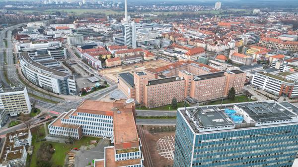 Der Verwaltungssitz der Siemens AG wurde von dem Architekten Hans Hertlein und der firmeneigenen Bauabteilung „Siemens-Bauunion“ entworfen. Wegen seiner Größe und der rötlichen Fassadenfarbe erhielt er scherzhaft den unkonventionellen Namen Himbeerpalast.