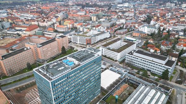 Bei dem 17-geschossigen Siemens-Hochhaus handelt es sich um einen Stahlbetonskelettbau, der über eine an den Ecken nicht zusammengeführte Aluminium-Glas-Vorhangfassade verfügt. Diese ist in ein quadratisches Raster mit waagrechten Zeilen unterteilt, die abwechselnd mit Fensterglas und blauem Verbundglas bestückt sind. Das Innere des Gebäudes besteht aus einem Erschließungs- und Funktionskern, um den Großraum- und Zellenbüros für rund 1.600 Angestellte angeordnet waren.