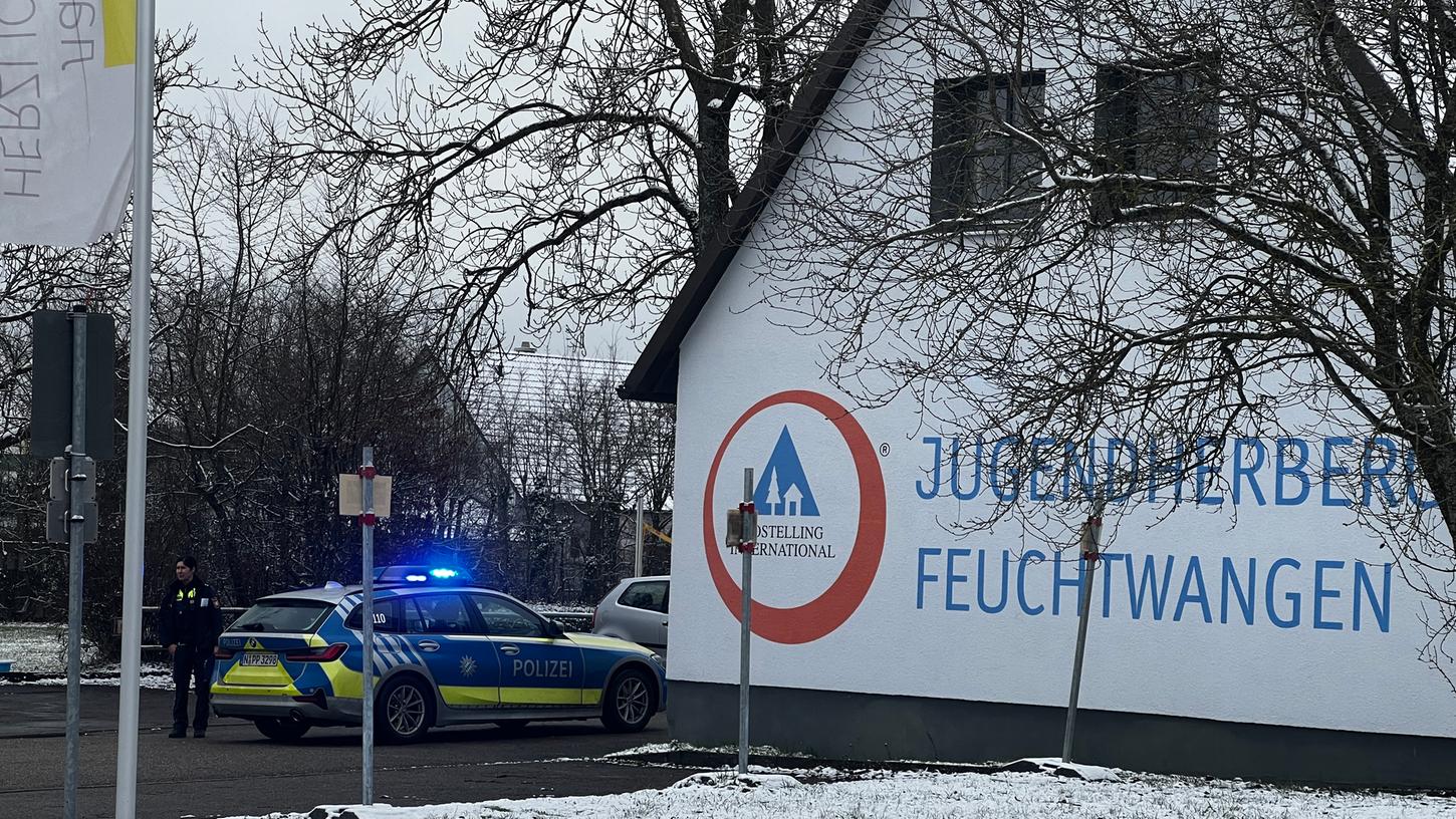 Gegen 13:30 Uhr am Mittwochnachmittag (18.01.2023) kam es zu einem Angriff auf einen Bewohner der Asylunterkunft in Feuchtwangen. Gegen 13:30 Uhr am Mittwochnachmittag (18.01.2023) kam es zu einem Angriff auf einen Bewohner der Asylunterkunft in Feuchtwangen.