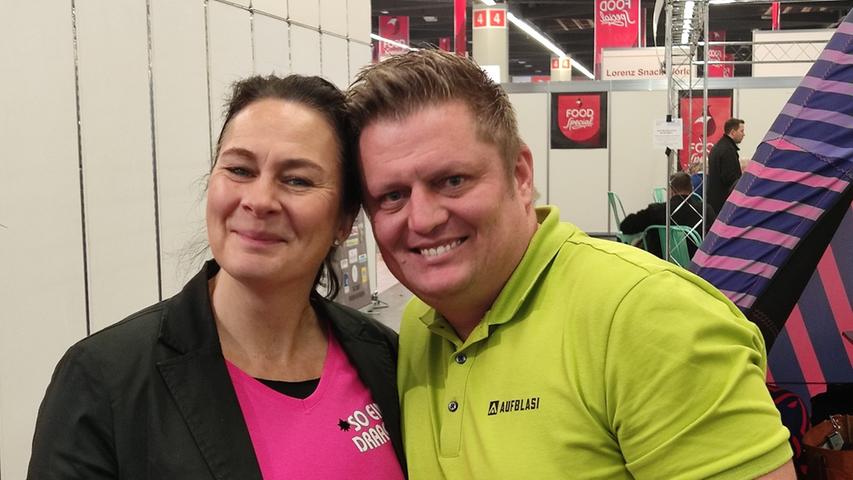 Am Messestand von "Aufblasi" fand sich auch jede Menge Prominenz ein, von Fußball-Managern wie Manni Schwabl bis zur Frankenfasching-Putzfrau Ines Procter (Bild), die vom Trockauer Markus Wätzold gemanagt wird.