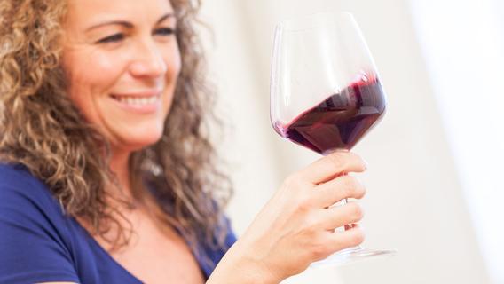 Wie Sie Wein richtig lagern und servieren