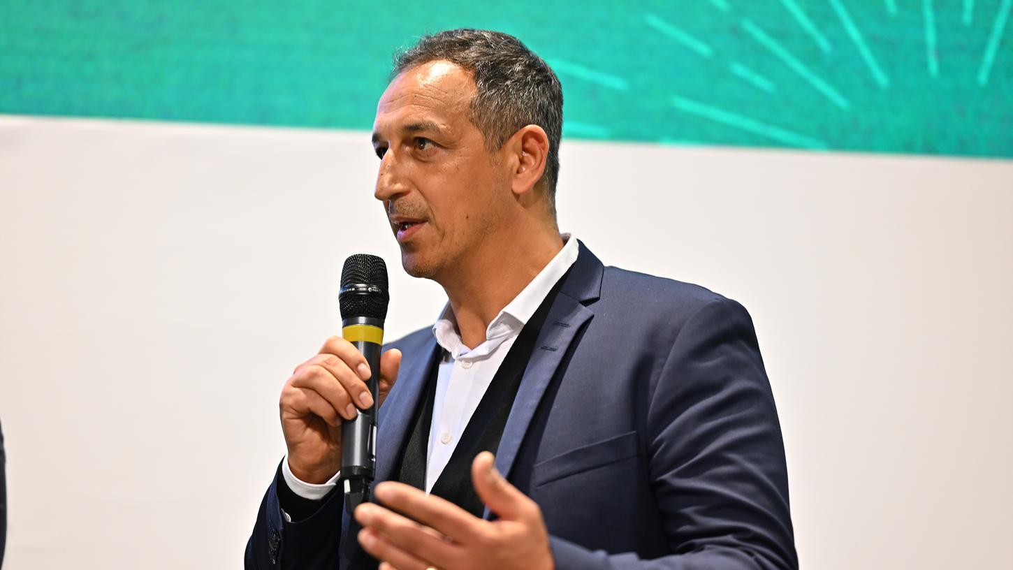 "Wir müssen am letzten Tag mit allem rechnen": Fürths Sport-Geschäftsführer Rachid Azzouzi. "Wir müssen am letzten Tag mit allem rechnen": Fürths Sport-Geschäftsführer Rachid Azzouzi.