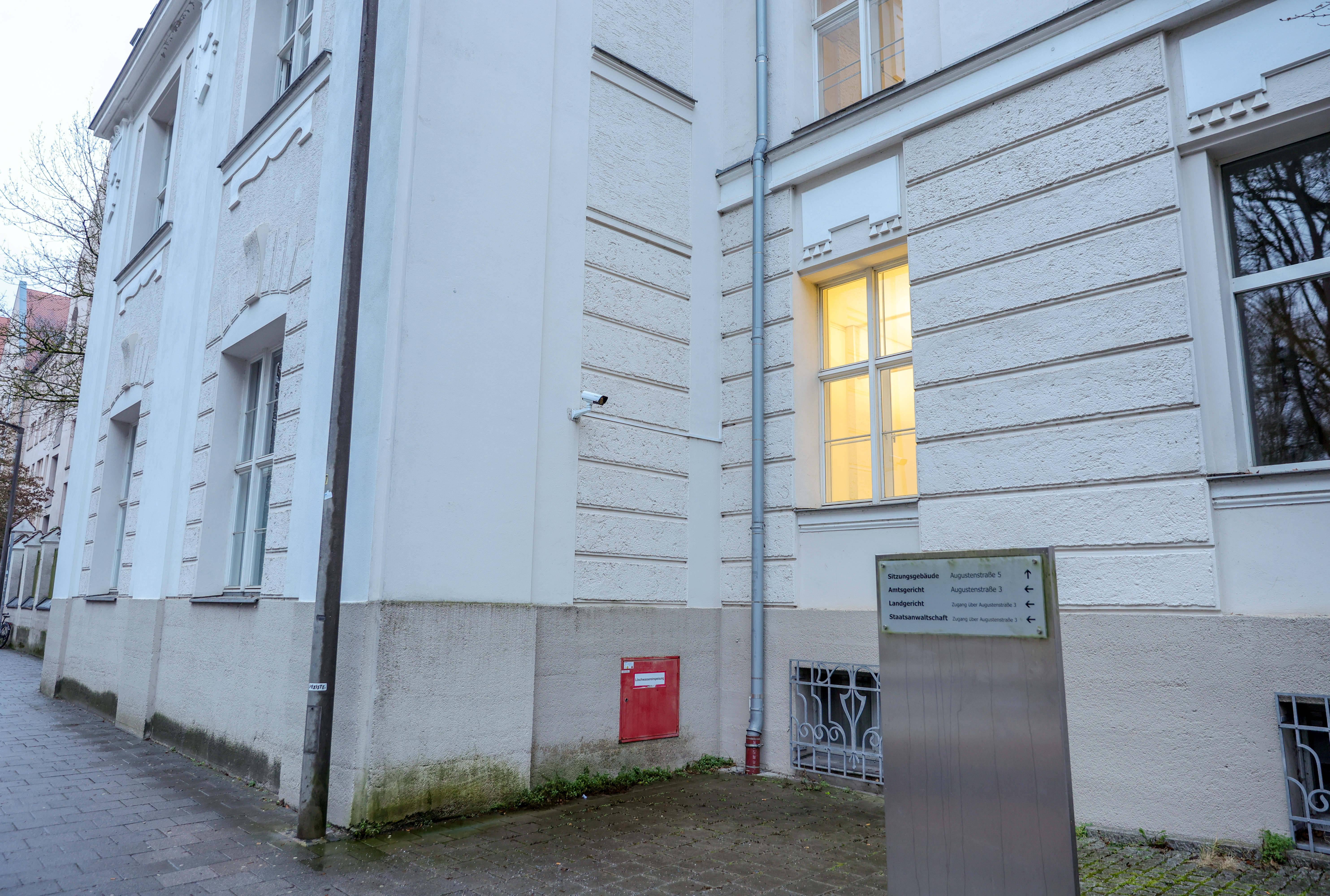 Der algerische Kiosk Killer Rachid Chouakri flÃ¼chtete durch dieses Fenster aus dem Regensburger Amtsgericht / Datum: 10.