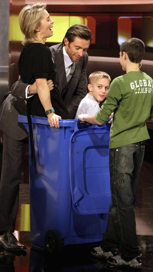Der kleine Dennis beeindruckt 2009 nicht nur Hugh Jackman und die damalige Familienministerin Ursula von der Leyen damit, dass er es innerhalb von einer Minute schafft, 15 Handstände in einer Mülltonne zu machen.