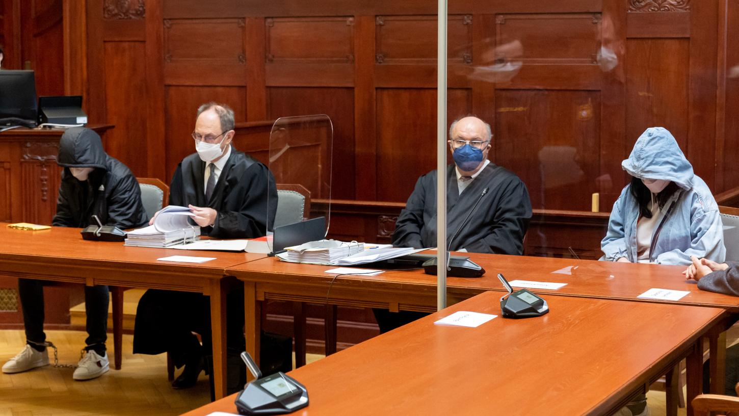 Anfang Januar 2022 wurde ein Ärzte-Ehepaar in Oberfranken ermordet. Angeklagt sind der zum Tatzeitpunkt 18 Jahre alte Freund der Tochter des Paares sowie die damals 16 Jahre alte Tochter selbst. Anfang Januar 2022 wurde ein Ärzte-Ehepaar in Oberfranken ermordet. Angeklagt sind der zum Tatzeitpunkt 18 Jahre alte Freund der Tochter des Paares sowie die damals 16 Jahre alte Tochter selbst.