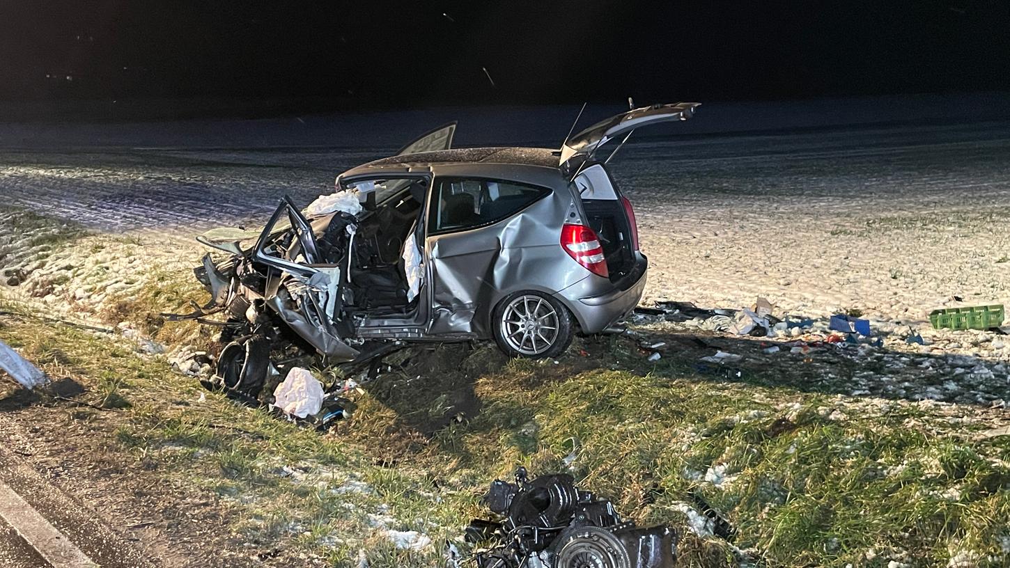 Dieser Kleinwagen wurde bei dem Unfall schwer beschädigt. 