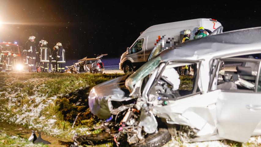 Die 38-jährige Beifahrerin des Daimler-Fahrers wurde ebenfalls mit schweren Verletzungen in ein umliegendes Krankenhaus gebracht. 