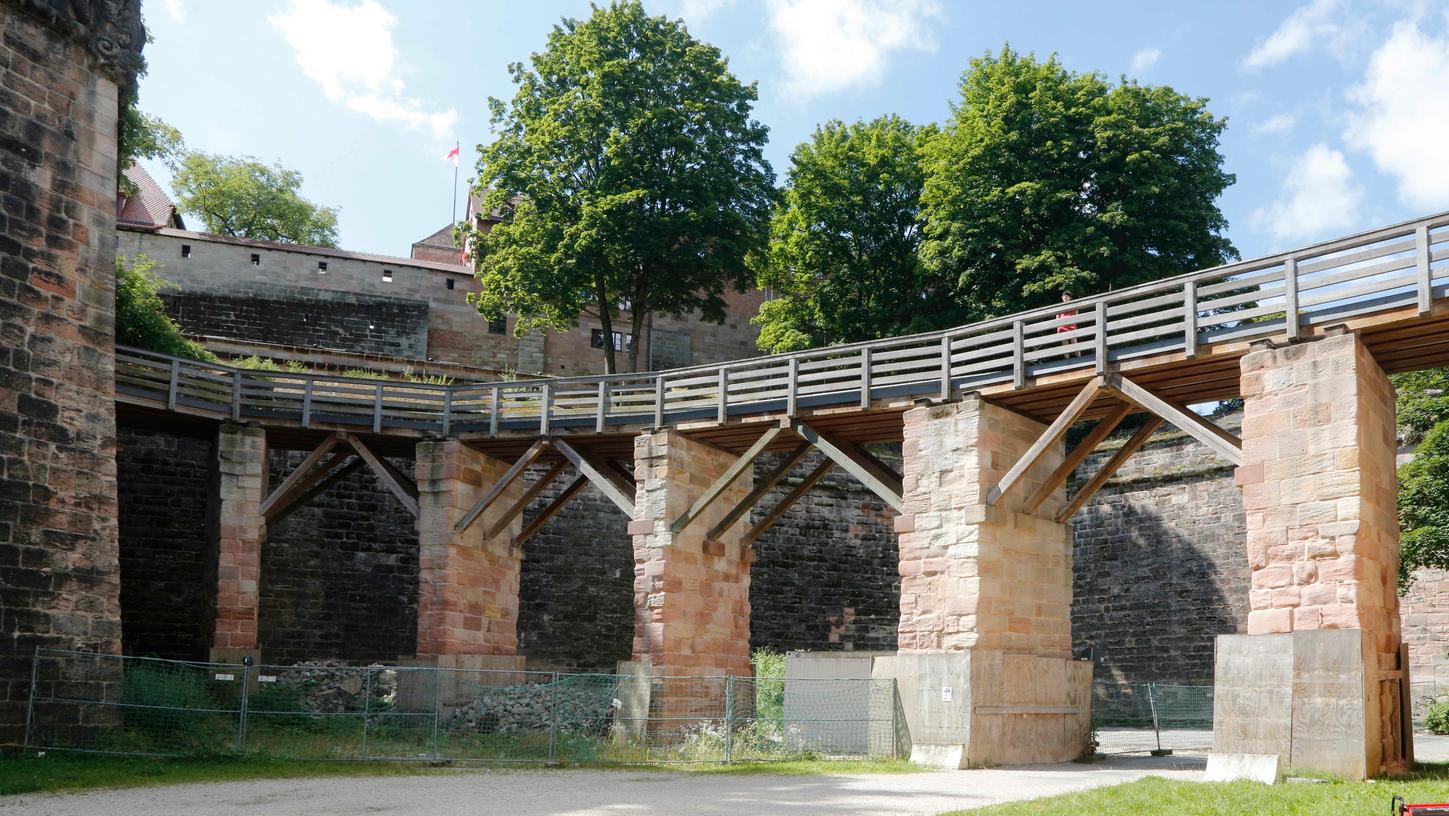 Das Hintertürchen zur Kaiserburg: die mächtige Vestnertorgrabenbrücke.