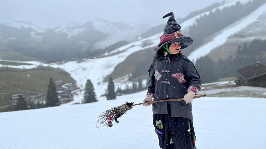Auch der Besen darf nicht fehlen - als ständiger Begleiter der Ski fahrenden Hexen.