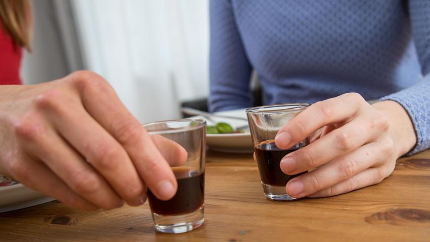 Bei gleicher konsumierter Alkoholmenge ist die Alkoholkonzentration im Blut von Frauen höher als die von Männern.