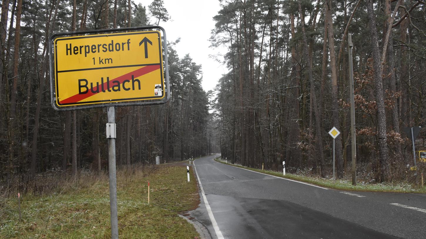 Entlang der einen Kilometer langen Strecke der Kreisstraßen Lau 8 und ERH 12 zwischen Bullach und Herpersdorf beginnen kommende Woche die Vorbereitungen für den neuen Radweg.