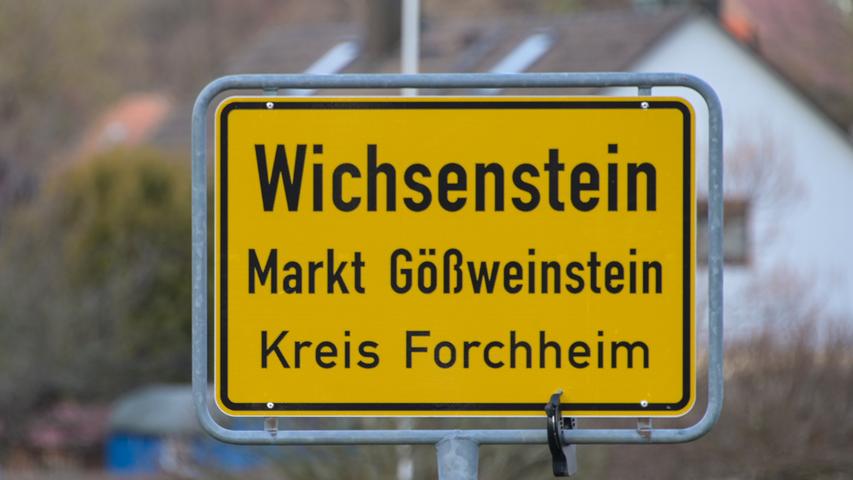 Man muss es ja nicht absichtlich verschweigen: Wichsenstein hat nun mal einen besonderen Ortsnamen. Auch andere Orte kennen das: Da sind die gelben Ortsschilder schon mal beliebt. Ob deshalb ein Fahrradschloss angebracht ist?
