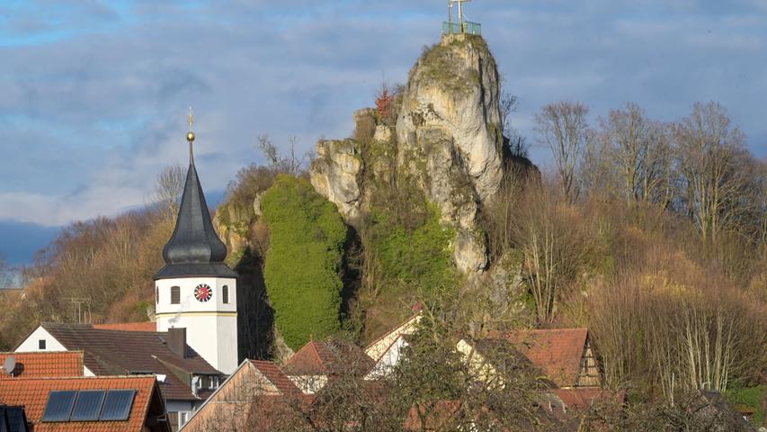 Rund 30 Meter hoch ist der Aussichtsfelsen und ein Überbleibsel einer alten Burganlage. Von der ehemaligen Burg Wichsenstein auf dem steil aufragenden Felsen im Zentrum des Ortes sind nur noch sehr geringe Mauerreste auf einem Absatz am westlichen Fuß des Hauptfelsens erhalten. 