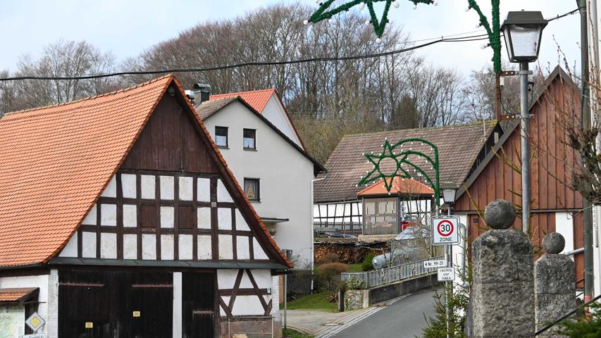 Durch Wichsenstein führen zahlreiche markierte Wanderwege. Der nagelneue Wanderparkplatz, der im Sommer auch für Veranstaltungen genutzt wird, liegt gegenüber der Straße „Wichsenstein 105“.
