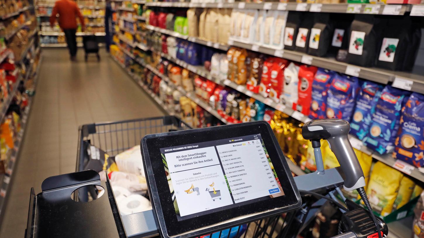 In einem Pilotprojekt testet Edeka den Smart Shopper, einen elektronischen Einkaufswagen mit eingebauter Waage und Warenscanner.