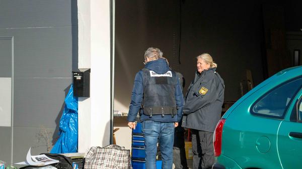 Durchsuchungen im Vermisstenfall Alexandra R.: Gibt es eine neue Spur? - Beamte arbeiten im schwerem Gerät - Polizei mit Großaufgebot in kleinem Ort - Spurensicherung arbeitet auf Grundstück und in einer Garage oder Werkstatt - Polizeidrohne schwebt in der Luft - Hubschrauber kreist über dem Bereich - Polizeihunde sind im Einsatz - Zahlreiche Polizeibeamte vor und auf dem Grundstück - Pressesprecher äußert sich aus ermittlungstaktischen Gründen nicht näher zu den Maßnahmen