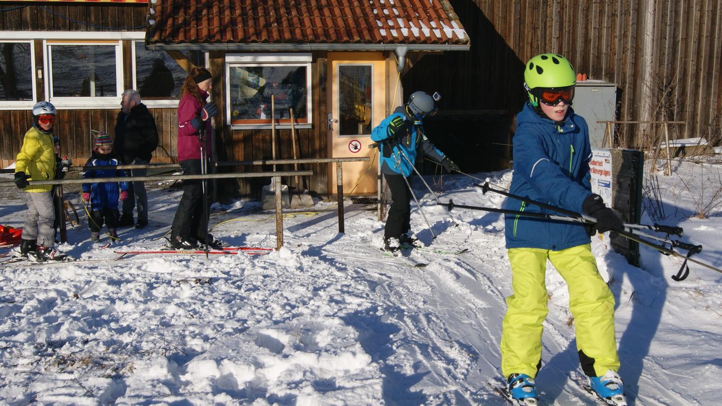 Der Skilift in Ortlesbrunn ist bereit - für Wintersportvergnügen fehlt nur noch Schnee. (Archivbild)
