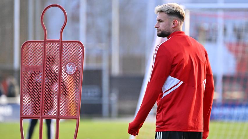 Auch mit dabei: Danny Blum darf sich in Prag im Club-Trikot zeigen. Auch mit dabei: Danny Blum darf sich in Prag im Club-Trikot zeigen.