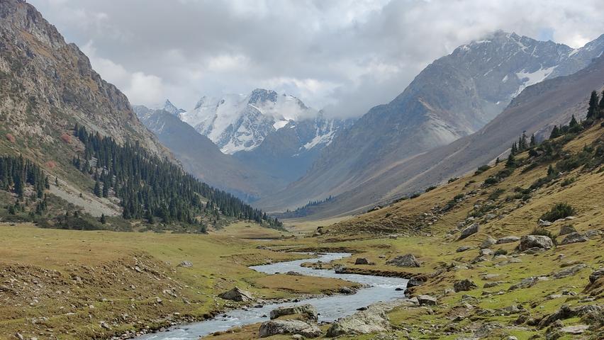 Als "demokratischen Leuchtturm" erlebte Marc Meyer Kirgistan. Der recht junge Staat grenzt an China, Kasachstan, Usbekistan und Tadschikistanund, beherbergt atemberaubende Landschaften. 