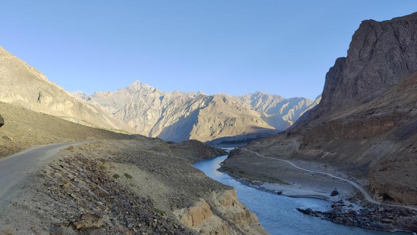 Im Persischen wird der Fluss Pamir "das Dach der Welt" genannt. Der Fluss liegt in einer Region, in der ein sehr ursprüngliches Leben geführt wird, ohne Luxus. 