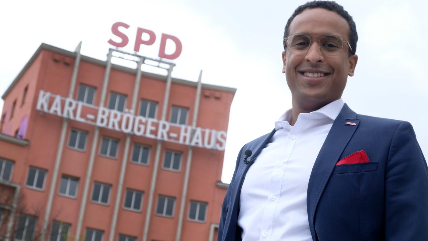 Nasser Ahmed vor der Zentrale der Nürnberger SPD. Er bleibt weitere zwei Jahre Parteichef. 
